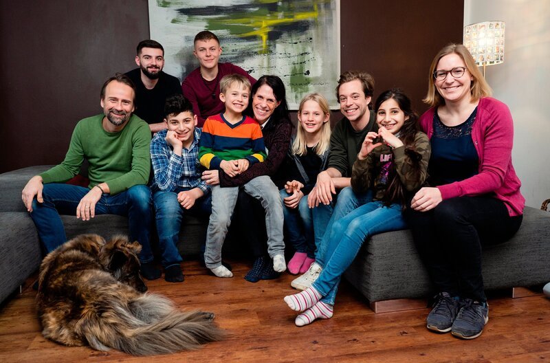 Familie Schwarz mit Checker Tobi (3. von rechts) und Psychologin Verena (rechts). – Bild: BR/​megaherz gmbH/​Hans-Florian Hopfner
