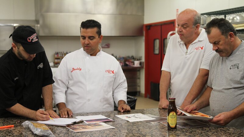 The boys plan out the biltong cake. – Bild: Discovery Communications