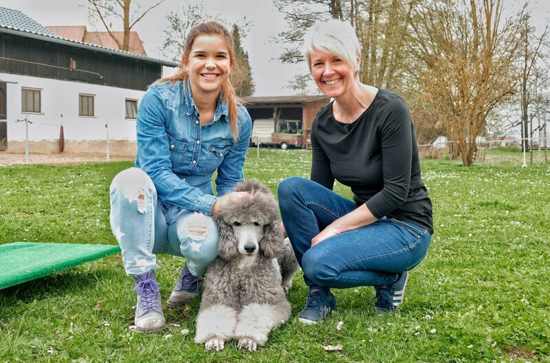 Anna und Silvia mit der Großpudeldame Abby. Großpudel werden circa 60 Zentimeter hoch. – Bild: BR/​TEXT + BILD Medienproduktion GmbH & Co. KG