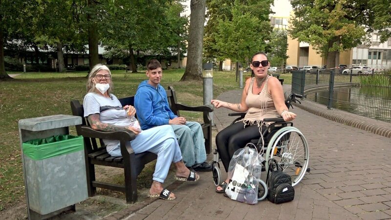 Erst vor zwei Tagen wurde Janine die Bauchschürze entfernt. Mama Beate und Bruder Pascal wollen sehen, wie es der Patientin geht. Trotz Schmerzen nimmt die 29-Jährige ihre Familie in Empfang – Bild: RTLZWEI