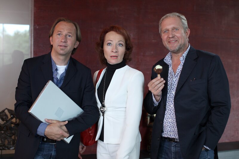 Im Bild (v.li.): Uli Brée (Uli Brée), Sona MacDonald (Funny Übel), Harald Krassnitzer (Harald Krassnitzer). – Bild: ORF/​Petro Dom