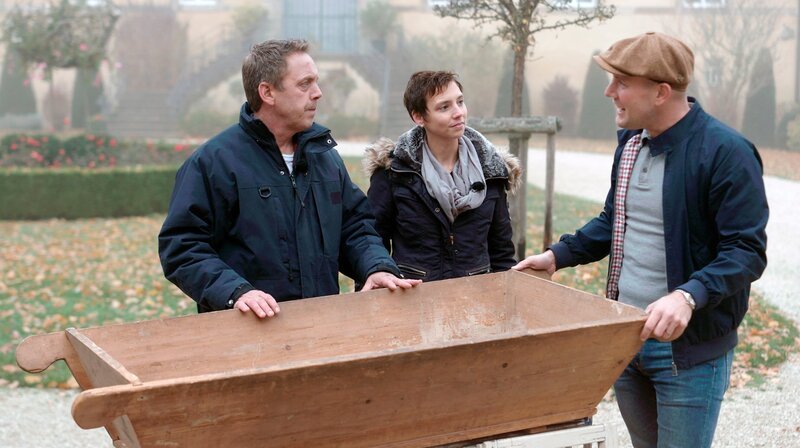 Oli P. (r) ist begeistert von dem alten Backtrog, den Georg und seine Nichte Conny ihm heute mitgebracht haben. – Bild: WDR/​Encanto Film- und Fernsehproduktions GmbH