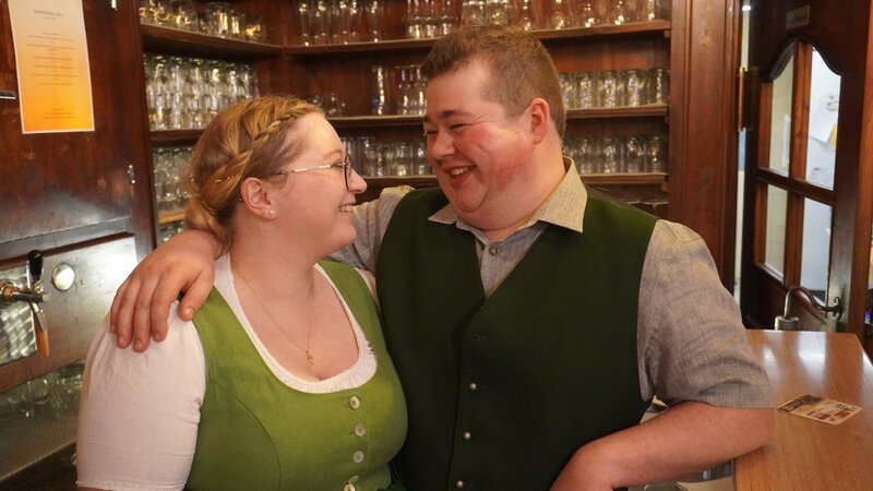 Gasthaus „Schwarzer Adler“ im steirischen Aflenz. Jungwirt Lukas Gruber mit seiner Freundin Christine Tschuschnigg. – Bild: ServusTV /​ Gloriafilm