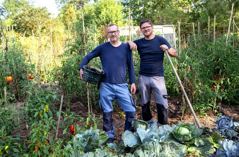 Die vierte Gartenparty steigt in Rheinhessen. Markus Gaißls Herz schlägt für große naturnahe Staudenpflanzungen, in die man komplett eintauchen kann. In Wallertheim hat der Gefängnispsychologe mit seinem Mann Mark (r) eine ehemalige Weihnachtsbaumplantage in einen vielfältigen Landhausgarten verwandelt, der auch zur Selbstversorgung mit Obst, Gemüse und Geflügel dient. – Bild: WDR/​Melanie Grande