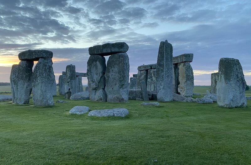 Stonehenge: eine architektonische Meisterleistung. Bis zu 25 Tonnen schwere Steine schichteten die Menschen vor 5000 Jahren aufeinander. Wie und wozu bleibt ein Rätsel. – Bild: phoenix/​ZDF/​Tamara Hahn