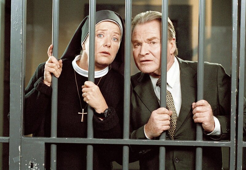 Hinter Gittern: Bürgermeister Wöller (Fritz Wepper, l.) und Schwester Lotte (Jutta Speidel, r.) werden Opfer eines Banküberfalls. Eingesperrt im Tresorraum der Bank warten sie verzweifelt auf Hilfe. – Bild: ORF 2