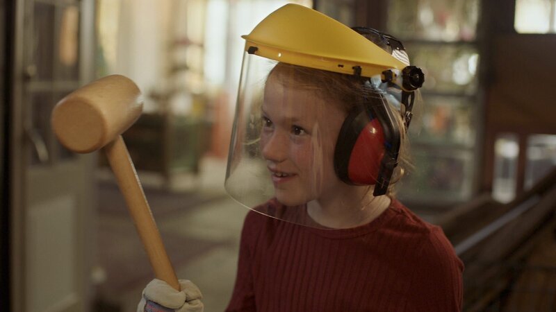 Anna hat eine neue Idee, was man aus dem kaputten Ball zaubern kann. – Bild: SWR/​Phanta Basta!/​Indi Film