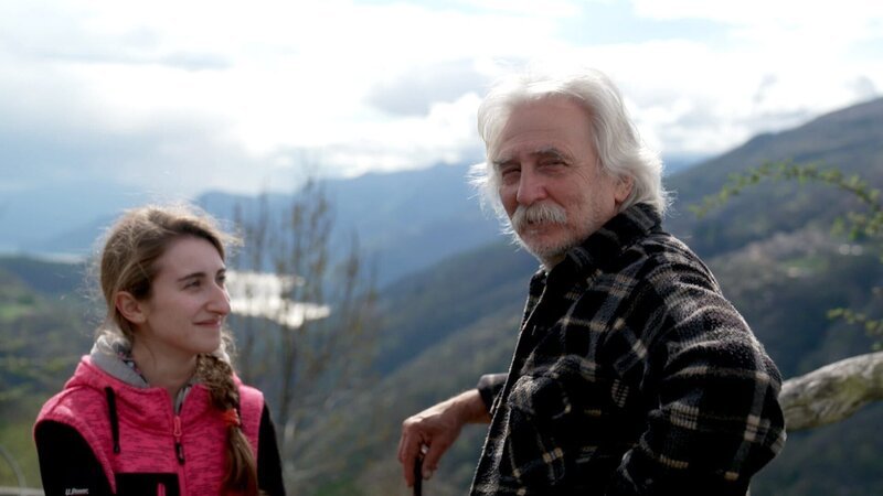 Letizia Rubinato trifft Egidio Dellea, einen der letzten ständigen Bewohner Monteviascos. – Bild: ORF/​Spiegel TV /​ M. Pappalardo /​ A. Leonardi