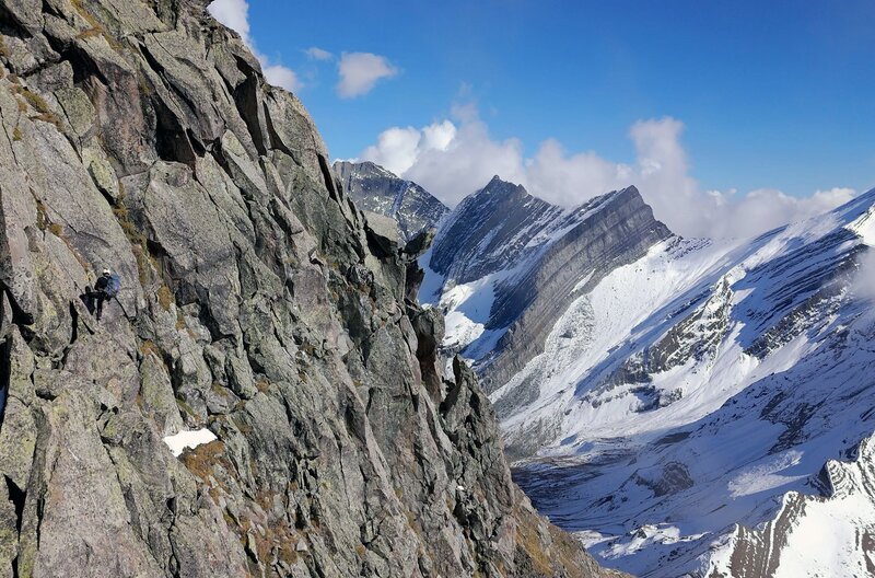 Südseite des 3.300 Meter hohen Katitsvera. In den georgischen Regionen Swanetien und Ratscha, gelegen im Großen Kaukasus, ragen Gipfel bis über 5.000 Meter in den Himmel. – Bild: Hanfgarn & Ufer/​Martin Hanslmayr