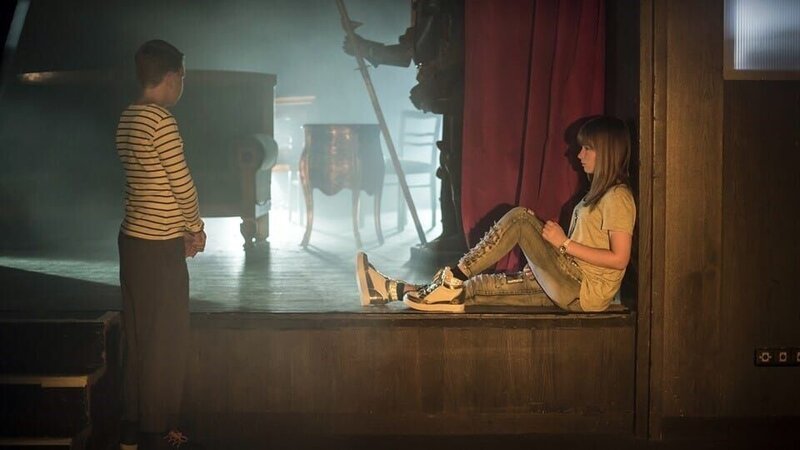 Julius (Paul Ewald, links) entdeckt Zoe (Laura Eßer, rechts) in einem schwachen Moment. – Bild: MDR/​Saxonia Media/​Felix Abraham