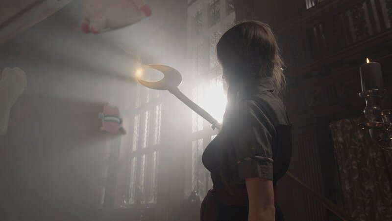 Mildred (Bella Ramsey) hat sich einen Magierstab gebastelt. Solch ein magisches Hilfsmittel dürfen eigentlich nur Zauberer benutzen. Das findet sie ungerecht. – Bild: BBC/​ZDF Enterprises/​James Stack