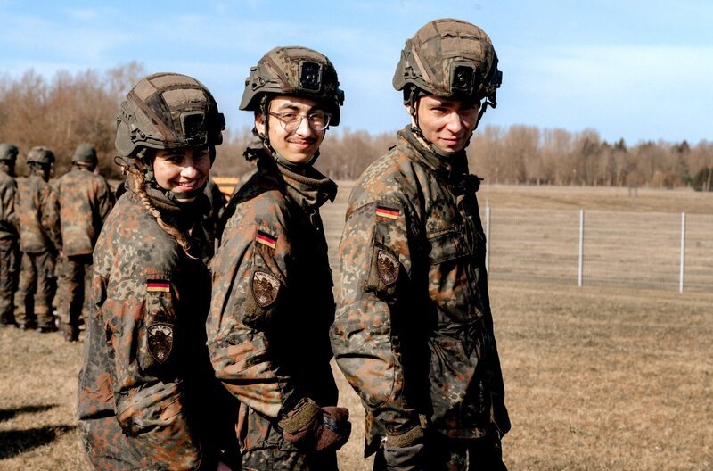 Rekruten (v.l.n.r. Helena, Jan und Lucius) präsentieren stolz ihr neues Abzeichen. – Bild: WDR/​Katharina Meirich