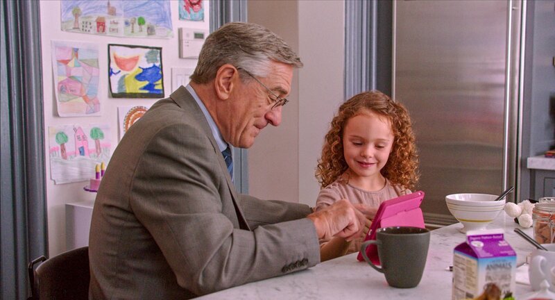 L-R: Ben Whittaker (Robert De Niro), Paige (JoJo Kushner). – Bild: Warner /​ ORF /​ Tele München