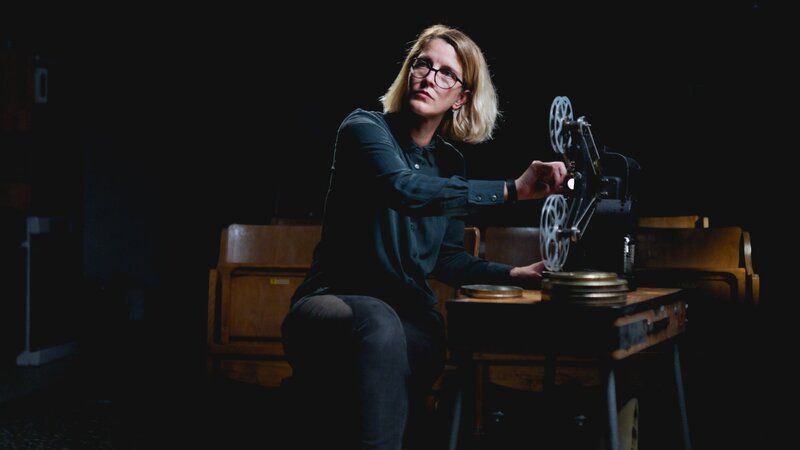 Filmsammlerin Heidi Fial beim Vorführen der 9,5mm Filme. – Bild: ORF/​Hengster Filmproduktion e.U.