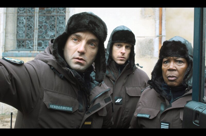 Major Louvetot (Guillaume Gouix, li.), Polizist Mc Cree (Julien Drion, Mi.) und Kommandantin Bellerose (Firmine Richard, re.) bei der Ermittlung – Bild: 2.4.7. MAX