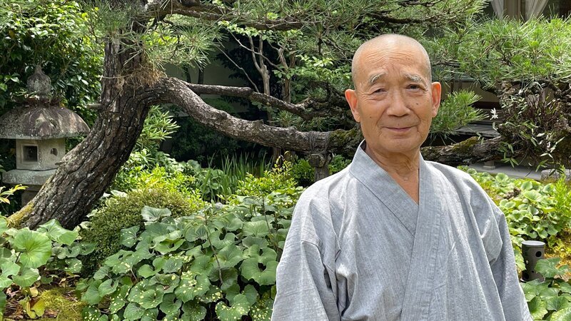Japan: Mönch Genbou Nishikawa im Tempelgarten – Bild: SRF/​Autentic