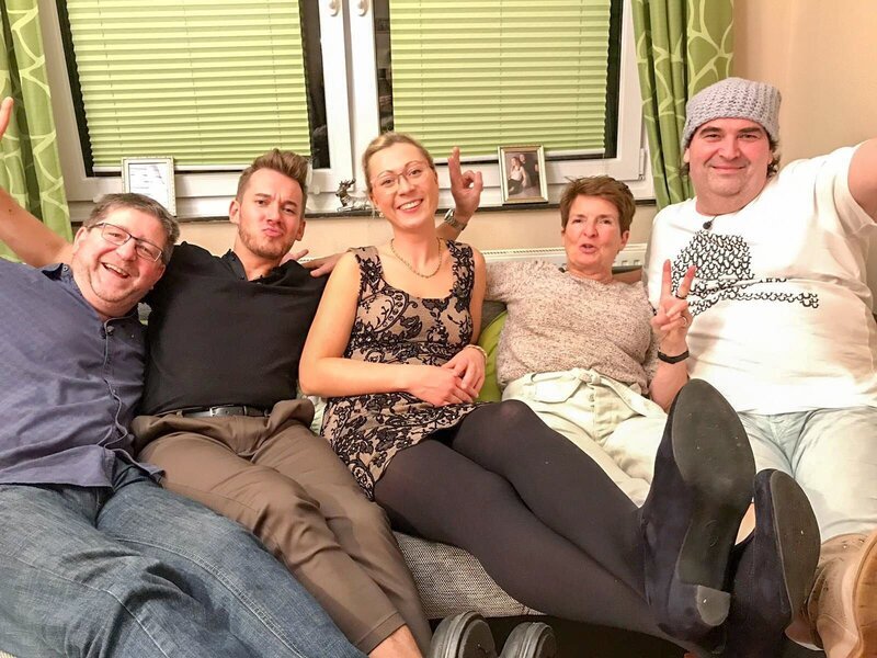 V.l.: Hüssi, Anders, Gastgeberin Svenja, Inge und Oliver – Bild: TVNOW /​ ITV Studios