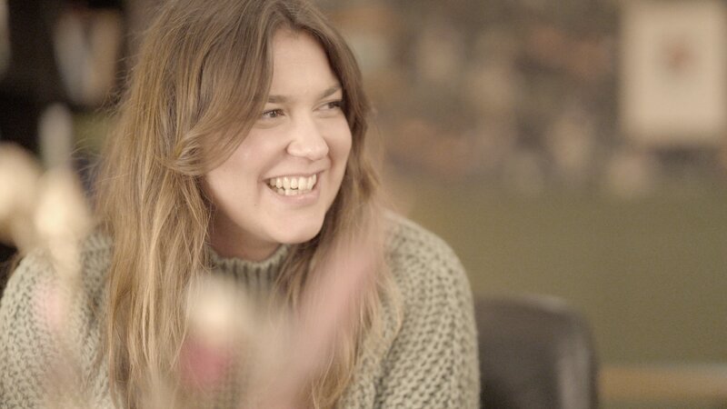 Alina (31) hat nach ihrer Ausbildung noch einmal neu begonnen – sie hat ein Studium angefangen. – Bild: Anthony Miller /​ ZDF