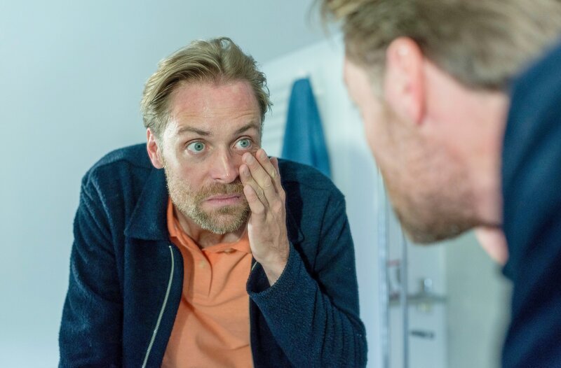 Kai Schmidt (Bernd-Christian Althoff) merkt, dass etwas mit ihm nicht stimmt. Wenig später ist er tot. – Bild: ORF/​ONE GATE/​ARD/​Thorsten Jander