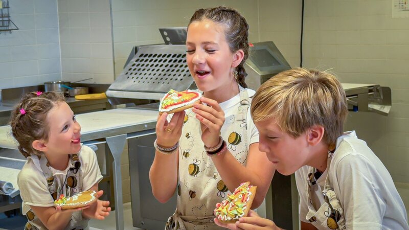 Fini, Leo und Paulina beim Verkosten von Lebkuchenherzen. Sie finden heraus, warum der Lebkuchen für Pilgerinnen und Pilger ein wichtiger Proviant ist. – Bild: ORF/​Soleil Film