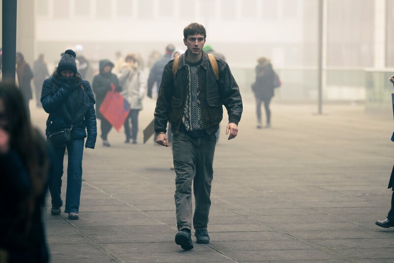 Eine Umwelt-Demo, an der Mathias (Léo Legrand) teilgenommen hat, wurde von der Polizei gewaltsam aufgelöst. – Bild: Nicolas Velter /​ ZDF