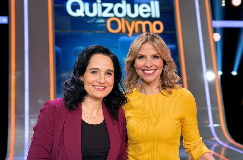 Team „Medizin“: Dr. Yael Adler (l.) und Dr. Julia Fischer (r.) – Bild: ARD/​ITV Studios