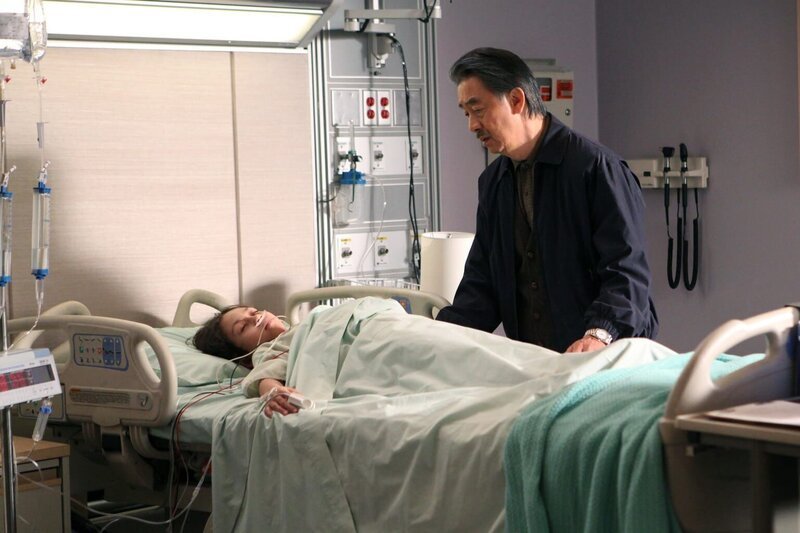 Riley Lennon Nice (Lue), George Kee Cheung (Xang). – Bild: 2009 Universal Network Television LLC. All Rights Reserved./​2010 Universal Network Television LLC. All Rights Reserved. Lizenzbild frei