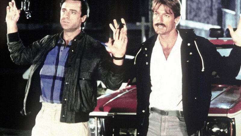 Nick (Joe Penny, l.) und Cody (Perry King) sind in eine Falle der Polizei geraten. – Bild: RTL Crime