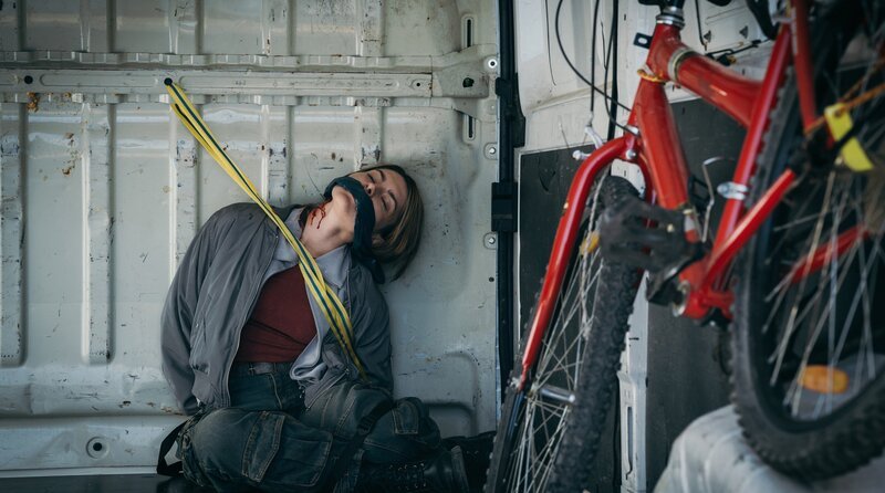 Die neue Ermittlerin Valessa Matkovic (Romina Küper) ist in großer Gefahr! – Bild: ARD Degeto Film/​Constantin TV/​Sinisa Glogoski