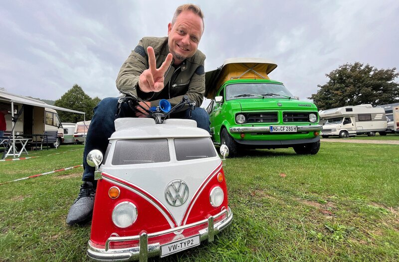 hr-fernsehen DER CAMPING-CHECK: OLDTIMER-CAMPER & NEUE WOHNMOBILE, am Dienstag (25.10.22) um 20:15 Uhr. Friso Richter auf dem Campingplatz. © HR/​Lukas Lowack, honorarfrei – Verwendung gemäß der AGB im engen inhaltlichen, redaktionellen Zusammenhang mit genannter HR-Sendung bei Nennung „Bild: HR/​Lukas Lowack“ (S2). HR/​Pressestelle, Tel: 069/​155⁠–⁠4954 – Bild: HR/​Lukas Lowack /​ HR/​Pressestelle