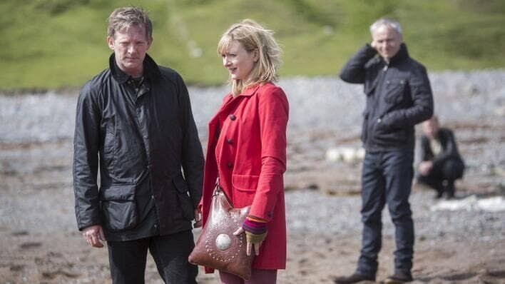 Die schockierte Jess Collins (Frances Grey) berichtet Detective Inspector Jimmy Perez (Douglas Henshall), dass die Ermordete die Babysitterin ihrer Tochter war. – Bild: ARD Degeto/​ITV Studios