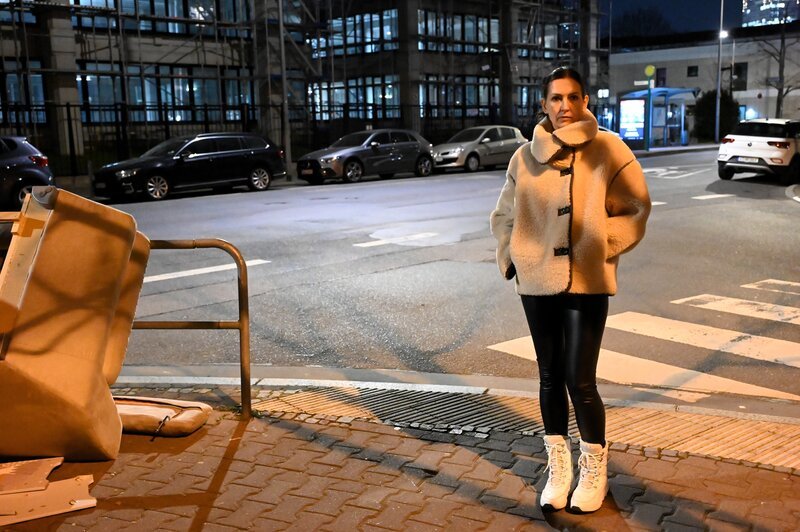 An dieser Kreuzung in Frankfurt am Main wurde Ilona von ihrem ehemaligen Partner mit einem Messer lebensgefährlich verletzt. Er konnte nicht ertragen, dass sie sich von ihm trennen wollte. – Bild: Enrico Demurray /​ ZDF