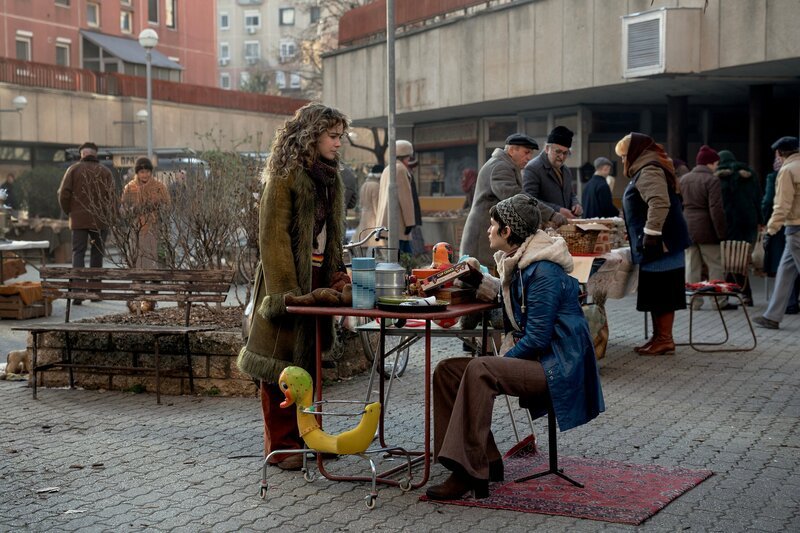 PONIES – Pictured: (l-r) Haley Lu Richardson as Twila, Lili Walters as Ivanna – Bild: PEACOCK /​ Universal /​ Peacock TV LLC