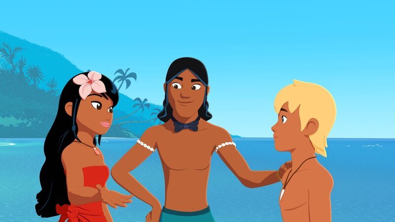 Yann (r.) hat seinen Bootsführerschein bestanden und berichtet das stolz seinen Freunden Timeti (l.) und Auru (M.). – Bild: ZDF/​Media Valley/​Marzipan Films