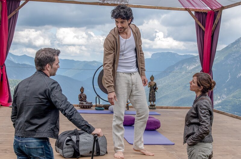 Lukas Roither (Jakob Seeböck, l.) und Nina Pokorny (Julia Cencig, r.) befragen Bernhard Kröswang (Stefano Bernardin, M.). – Bild: ORF/​Gebhardt productions/​Stefanie Leo