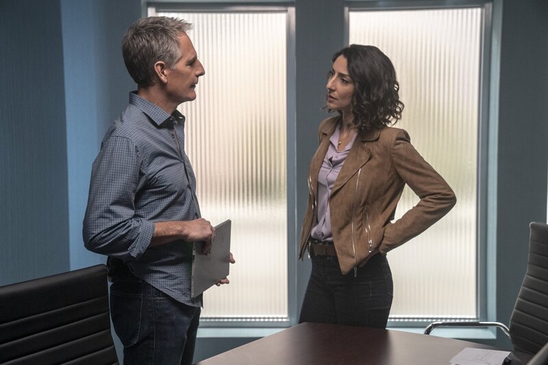 Special Agent Dwayne Pride (Scott Bakula, l.); Special Agent Hannah Khoury (Necar Zadegan, r.) – Bild: CBS Broadcasting, Inc.