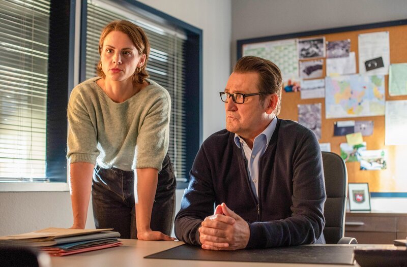 Nina Weiss (Julia E. Lenska, l.) und Lars Englen (Ingo Naujoks, r.) erfahren von der Freundin des Opfers ein interessantes Detail. – Bild: ORF/​ONE GATE/​ARD/​Thorsten Jander
