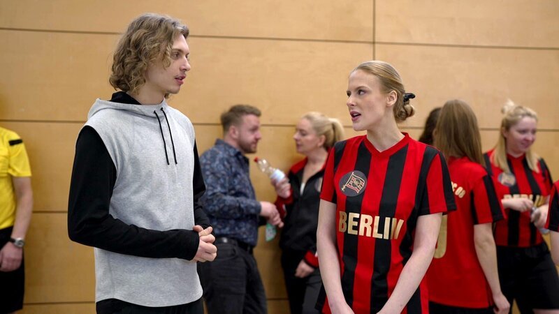 Vor dem Testspiel ist Ella hin- und hergerissen: Frust wegen Benni lähmt sie. Erst als ihre Wut erneut aufflammt, wächst sie über sich hinaus. Doch statt den Verein im Blick zu haben, richtet Ella ihren Fokus rachsüchtig auf Benni. – Bild: RTLZWEI