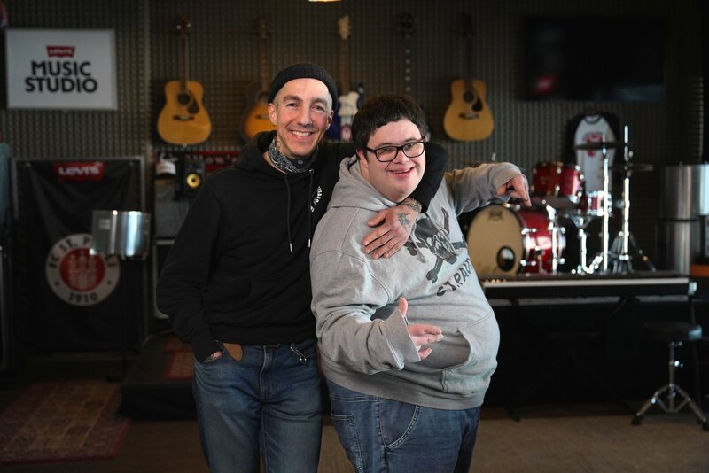Die Band „Ottos Apfel“ in ihrem Probenraum im Hamburger Millerntor-Stadion. Wo sonst der FC St. Pauli spielt, geben unter der Woche Maurice Rieger (l.) und Joey Maurice (r.) so richtig Gas. – Bild: Tilo Burmeister /​ ZDF