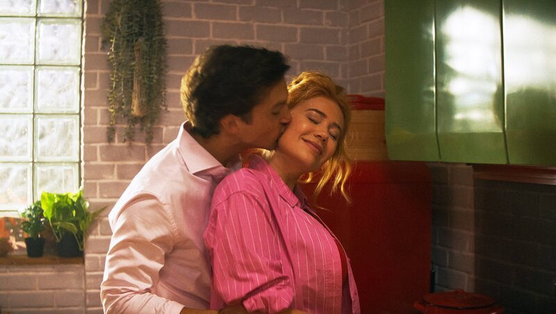 Ivy (Palina Rojinski, r.) ist hin- und hergerissen: Kann ausgerechnet Paul (Tim Oliver Schultz, l.) wirklich der Neuanfang sein, von dem das Orakel gesprochen hat? – Bild: ZDF und Tom·ö Mikule