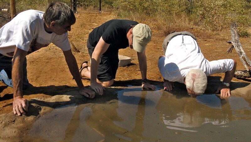Frikkie kontrolliert diie neue Wasserstelle der Karakale. – Bild: SWR/​Francois Botha