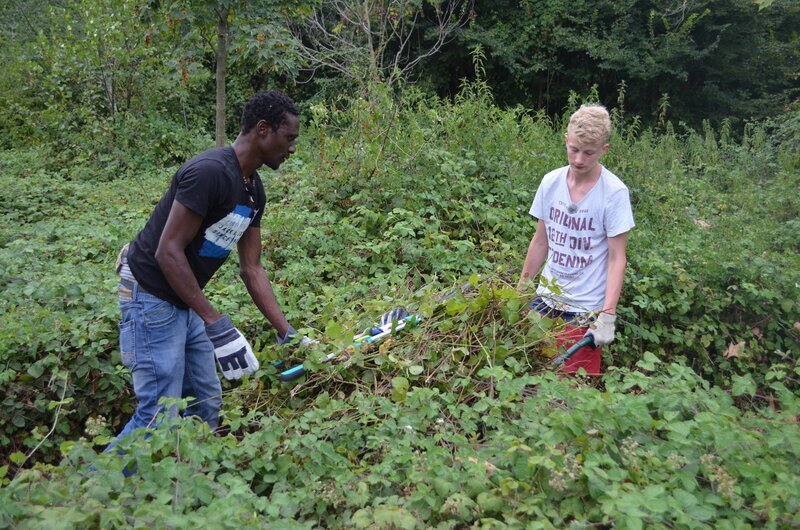 Arona und Luc entfernen Unkraut. – Bild: ZDF und E+U TV Film- und Fernsehproduktion