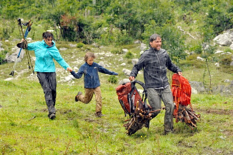 Die Familie Wedekind (Katrin Ritt, Vincent Mauz, Patrick Back) eilt durch das Unwetter zu den gerade eintreffenden Fahrzeugen der Bergwacht. – Bild: ORF 2