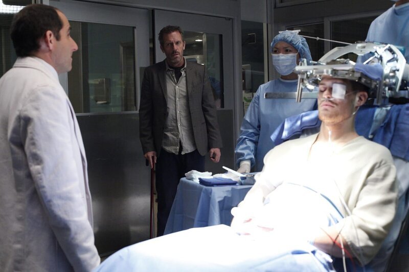 Dr. Taub (Peter Jacobson, li.) und Dr. House (Hugh Laurie, hi.li.) stoppen die Hirnbiopsie bei ihrem Patienten Bobby Hatcher (Greg Finley, re.). – Bild: 2009 Universal Network Television LLC. All Rights Reserved./​2010 Universal Network Television LLC. All Rights Reserved. Lizenzbild frei