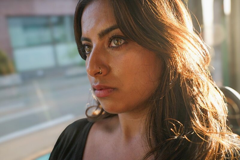 rec. Junge unterstützen ihre Eltern – Selbstverständlichkeit oder Überforderung? Sofika Yogasara im Tram – Bild: SRF