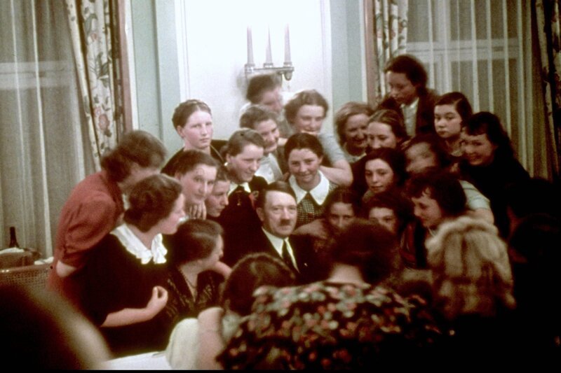 Adolf Hitler im Kreis von österreichischen Schülerinnen, ca. 1939 – Bild: RTL