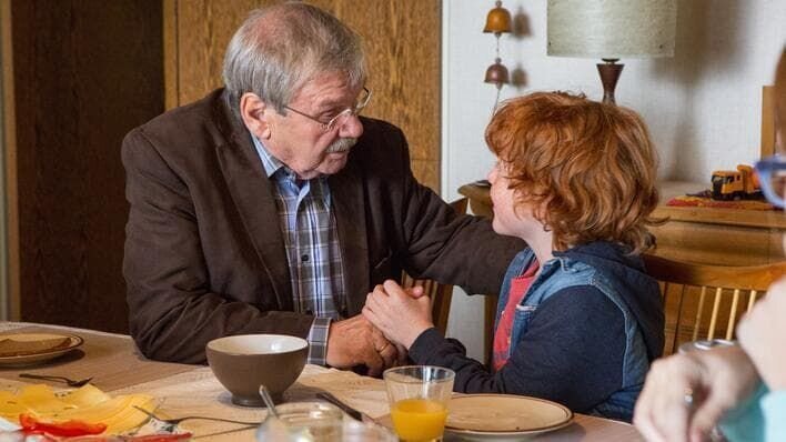 Günter (Wolfgang Winkler, l.) hat ein Hühnchen zu rupfen mit seinem Enkel Joschua (Paul Eilert, r.). – Bild: ARD/​Michael Boehme