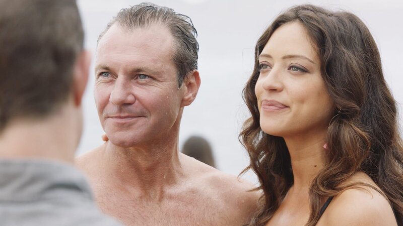 Der britische Spion Harry Langford (Chris Vance) des MI6 und alter Freund von Steve und Danny will mit seiner hübschen Freundin Veronique (Jessica Heller) eigentlichen einen schönen Urlaub auf Hawaii genießen, doch dann kommt ein spannender Fall des Five-0 Task Force dazwischen. – Bild: ProSiebenSat.1 Media SE