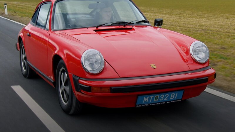 Auf dem Bild ist ein klassischer roter Porsche 911 zu sehen. – Bild: CuriosityStream-Inc.