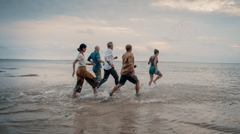 Die Retter der Meere (v. li. n. re.:): Manu Hauser (Haley Louise Jones), Morten Solheim (Erik Madsen), Reno Finnings (Hannes Jaenicke), Pit Wagner (Daniel Roesner) und Yuna Bartosch (Luka Omoto). – Bild: ARD Degeto/​Daniel Villiers